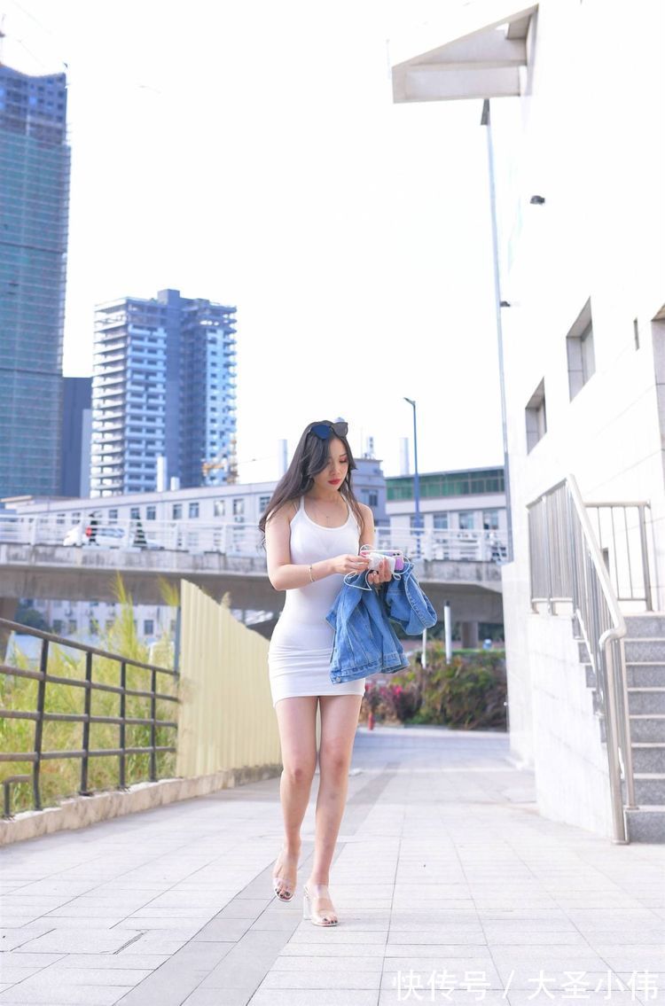 蕾丝|美女街拍:小姐姐身上这件裙子比较清凉,也衬托出修长的双腿