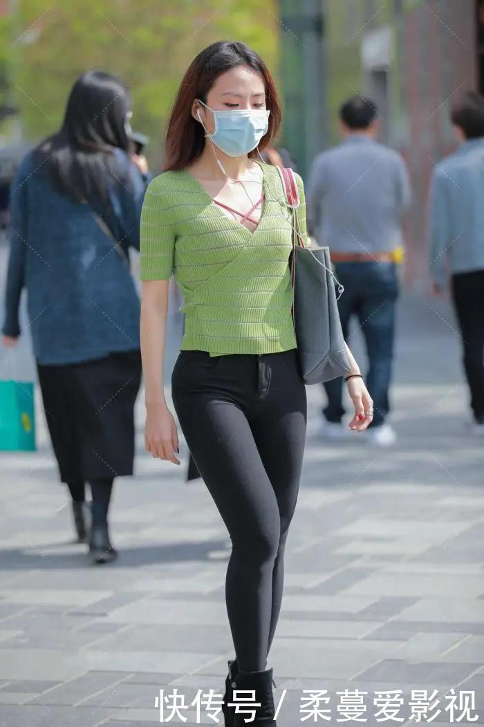 街拍|街拍：色彩鲜艳的衣服搭配，看起来更加时尚美丽