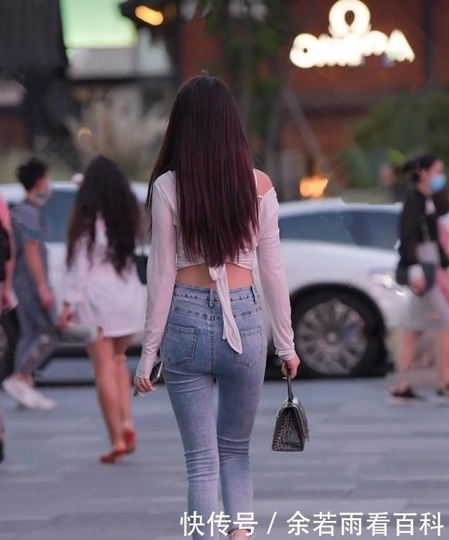 长袖|白色性感长袖搭配蓝色休闲打底裤,模特时装秀,比较常见的