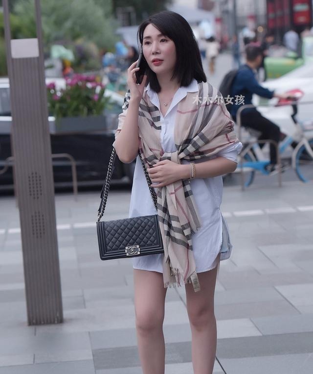 高跟鞋 时尚休闲衬衫配短裤,穿出清凉洒脱的美,外搭围巾平添优雅与魅力