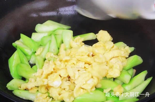 炒丝瓜时，很多人第一步就做错了，难怪炒的丝瓜发黑没食欲