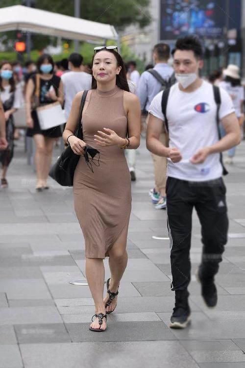 脖颈线 针织挂脖裙，简约修身的裁剪，穿出简洁大方的美好看又显气质