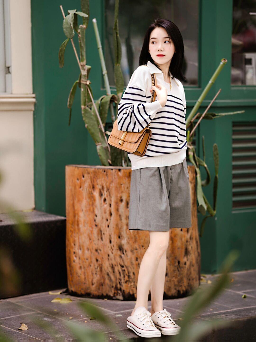 黑色|普通人也适合穿的风格,棕色衬衫+黑色牛仔裤,保暖又时尚!