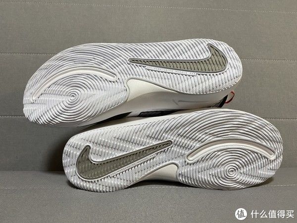 过年给小朋友买双鸳鸯颜色的Nike Team Hustle D 9