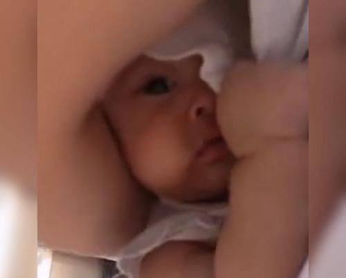 家长|萌娃不睡觉,爸爸一句话吓得娃扭头开始“装睡”,妈妈看后笑翻了