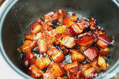 教你懒人红烧肉做法,往电饭锅里一扔,肥而不腻,出锅一扫光
