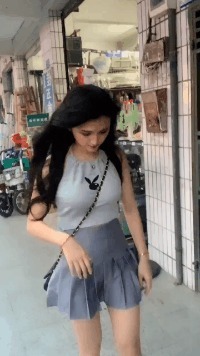 |搞笑GIF：小伙子，你这是看到什么了？笑得这么大声