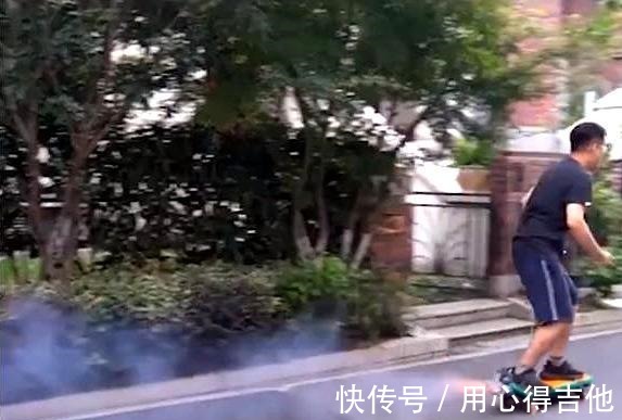 钢结构|现实版“阿笠博士”，打造柯南同款“火箭”滑板，它还能喷射