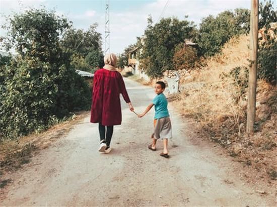 不买东西就哭闹打滚？李玫瑾教授：家长不妨看看，可以这样做