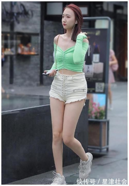 牛仔裤 想穿得时尚又随意,方法很简单,短袖加牛仔裤就可以