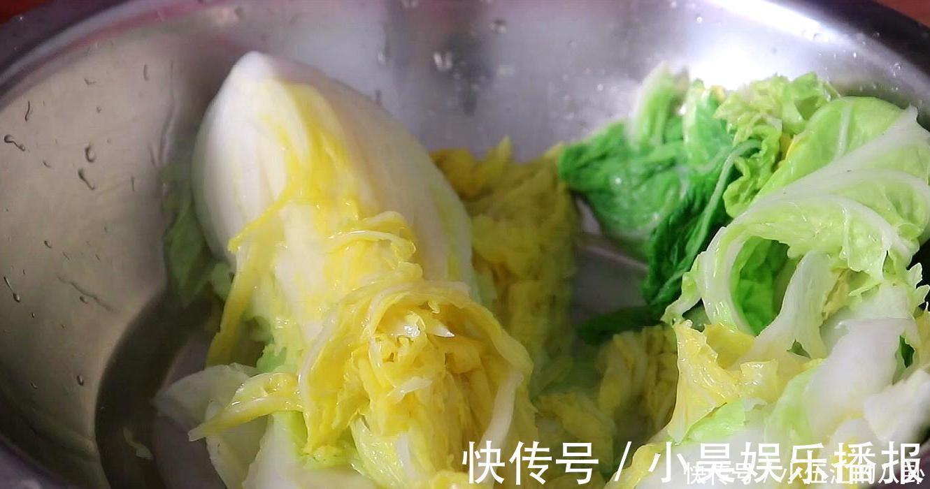 白菜|白菜不再炒着吃了，教你特色吃法，开水一烫，特别解馋