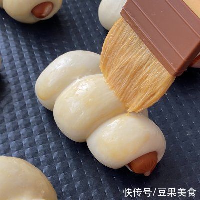 高糖酵母|#安佳马苏里拉芝士挑战赛# 零失败の肠仔包，深受小盆友喜爱