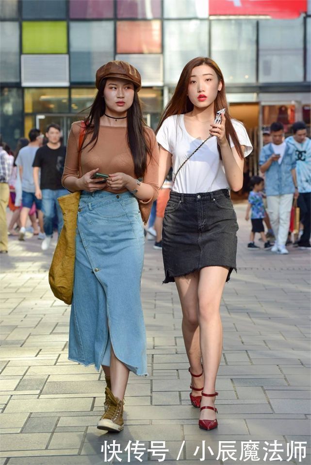 小背心搭配牛仔裤,简约又时髦,还能很好的突显了婀娜多姿的身材