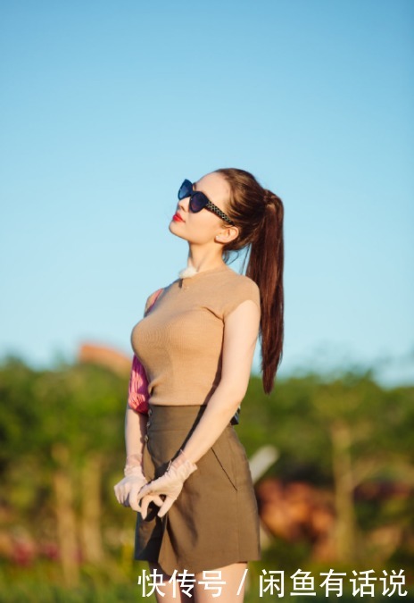 腿裤|吉娜产后恢复神速,又穿针织衫紧身裤秀身材,扎丸子头不像孩子妈