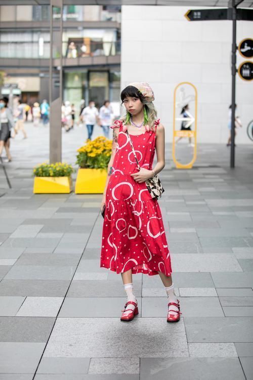 穿搭特别的女人,人群里一眼就可以看见