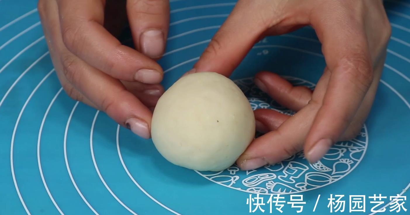 擀面皮|一碗面粉倒进滚烫开水中,瞬间变美味,好多人没吃过,高手在民间