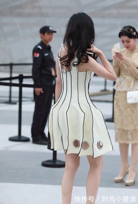 裙子 裙子像“百叶窗”,还在下摆挖几个洞,不知道设计师怎么想的