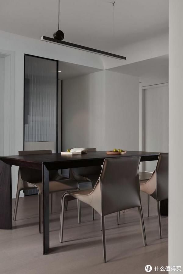 背景墙|南京夫妻129㎡的家，坚持全屋打满柜子，效果不是一般的大气实用