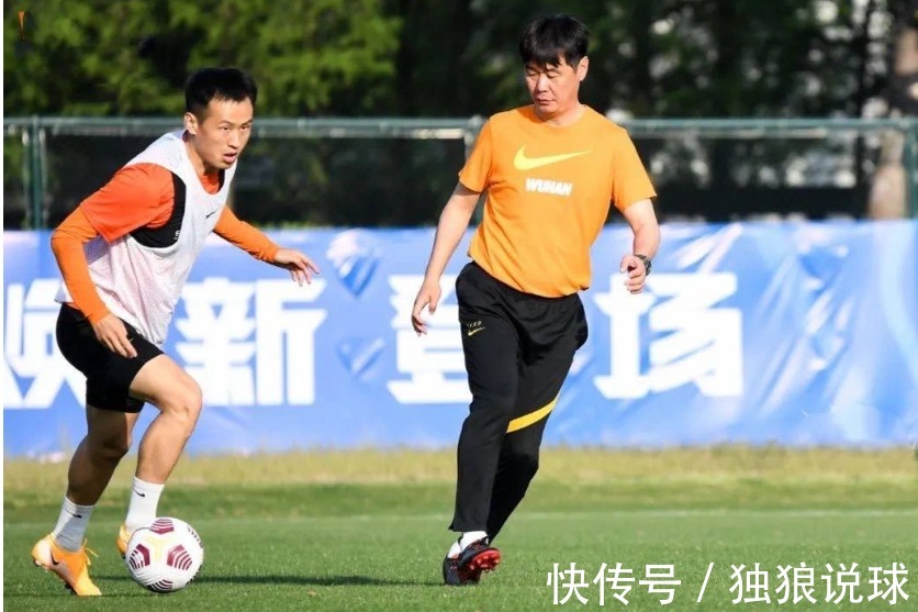 颜骏凌|全新国足首发阵容，三名前锋初次亮相，李霄鹏敢用就能四连胜