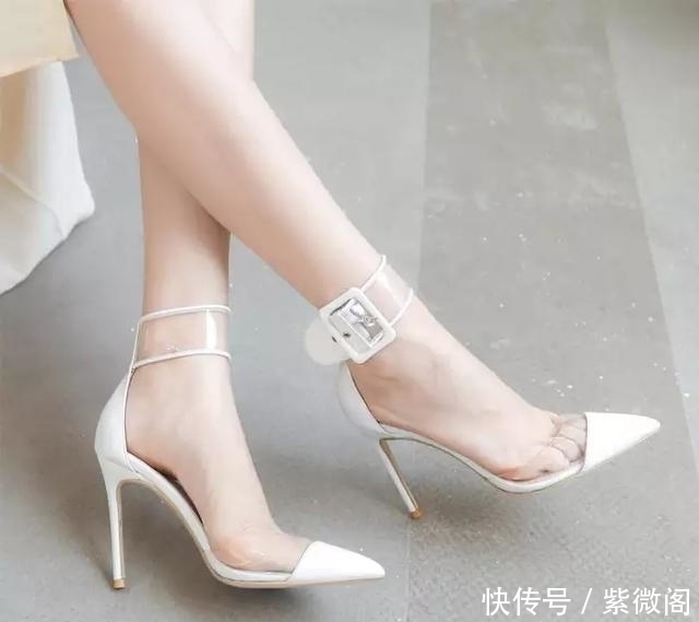 独特魅力|高跟鞋有着优美的弧度,尖尖鞋头搭配转角柔和浅口,展现独特魅力