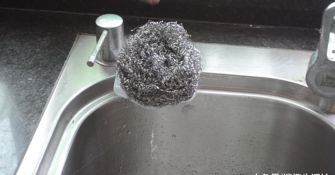 洗菜池边上放一个油桶提手, 作用太棒了, 解决了很多家庭的烦恼