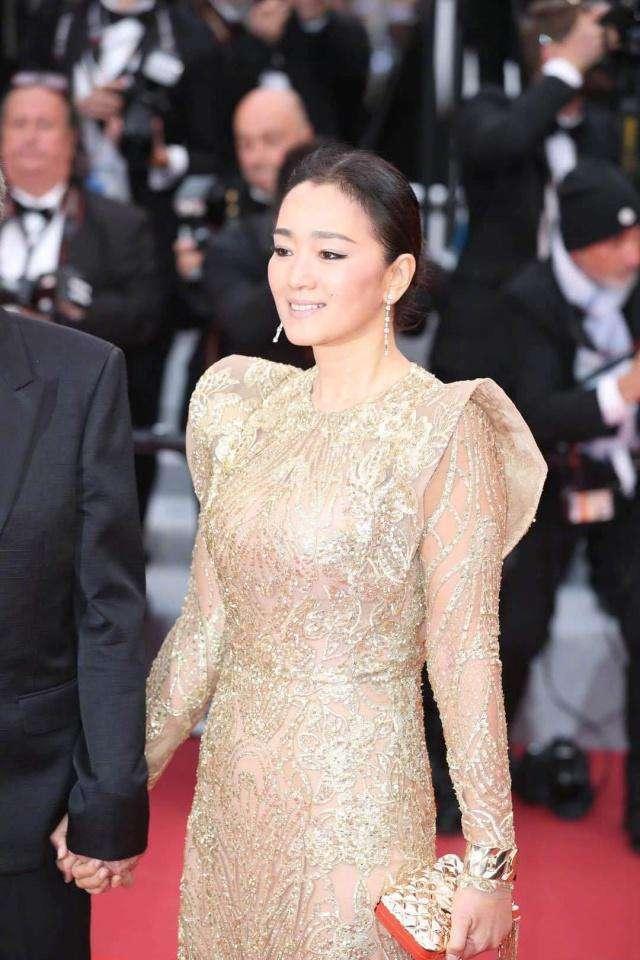 肉感|54岁巩俐胖了更丰满,穿紧身衣现多肉身材,意外勒出赘肉真尴尬