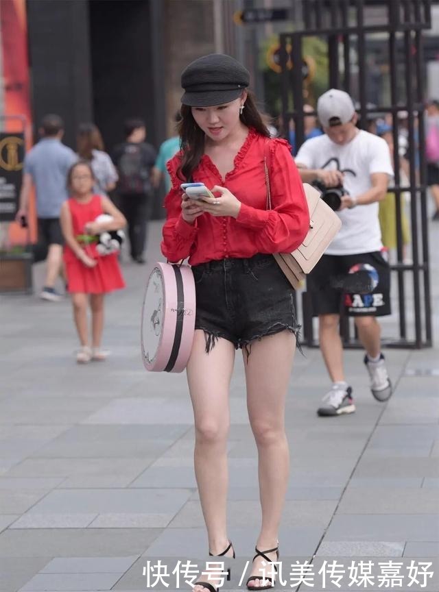 个性|经久不衰的“短裤T恤”,变换着不同花样,展现了时髦个性!