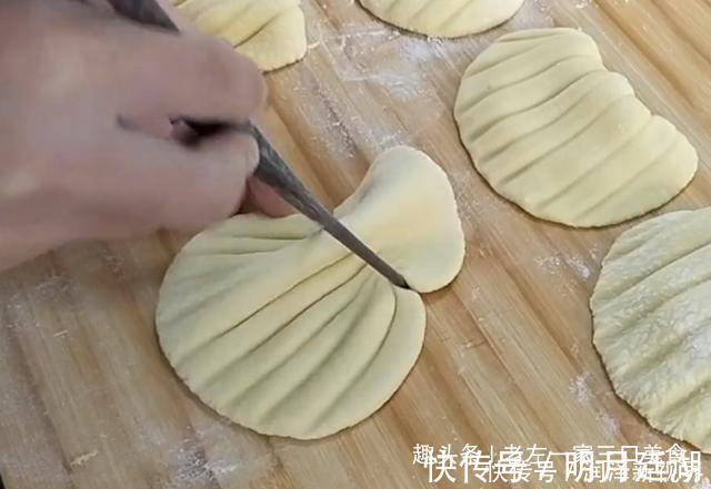 秘制|玉米面是宝,教你秘制新吃法,不蒸不煮不炸,出锅全家流口水,香