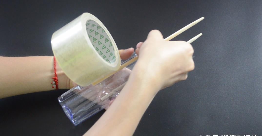 塑料瓶上绑2根筷子, 这个作用太棒了, 解决了很多家庭的烦恼