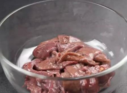 洗猪肝不能只用清水洗！记得多加1步，脏东西都跑光，吃着更放心