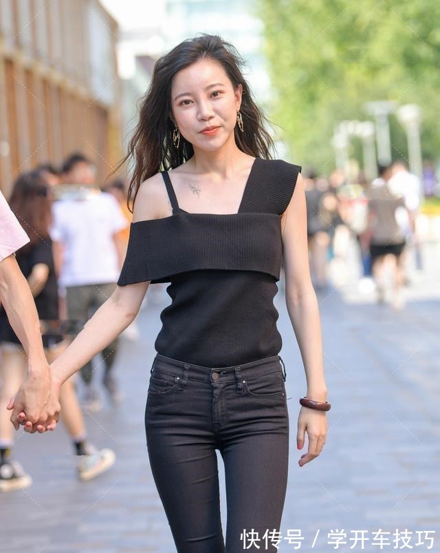 搭配 黑色裸肩吊带搭配黑色牛仔打底裤,时尚之余比较活泼,修身显身材!