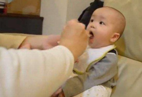 儿子|老爸主动给一岁儿子喂饭，妈妈不放心进来查看，笑的直不起腰