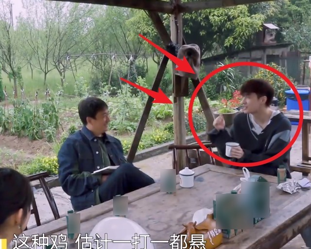 张艺兴 张艺兴去鸡窝掏鸡蛋,看到张子枫的举动,妹妹变得开朗调皮了