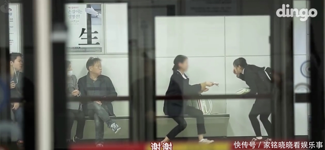 一群被打码的路人,竟然把人搞哭了