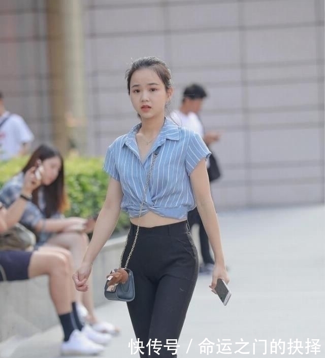 时尚|时尚街拍成熟的小姐姐一身粉嫩装扮,紧身牛仔裤笔直修长