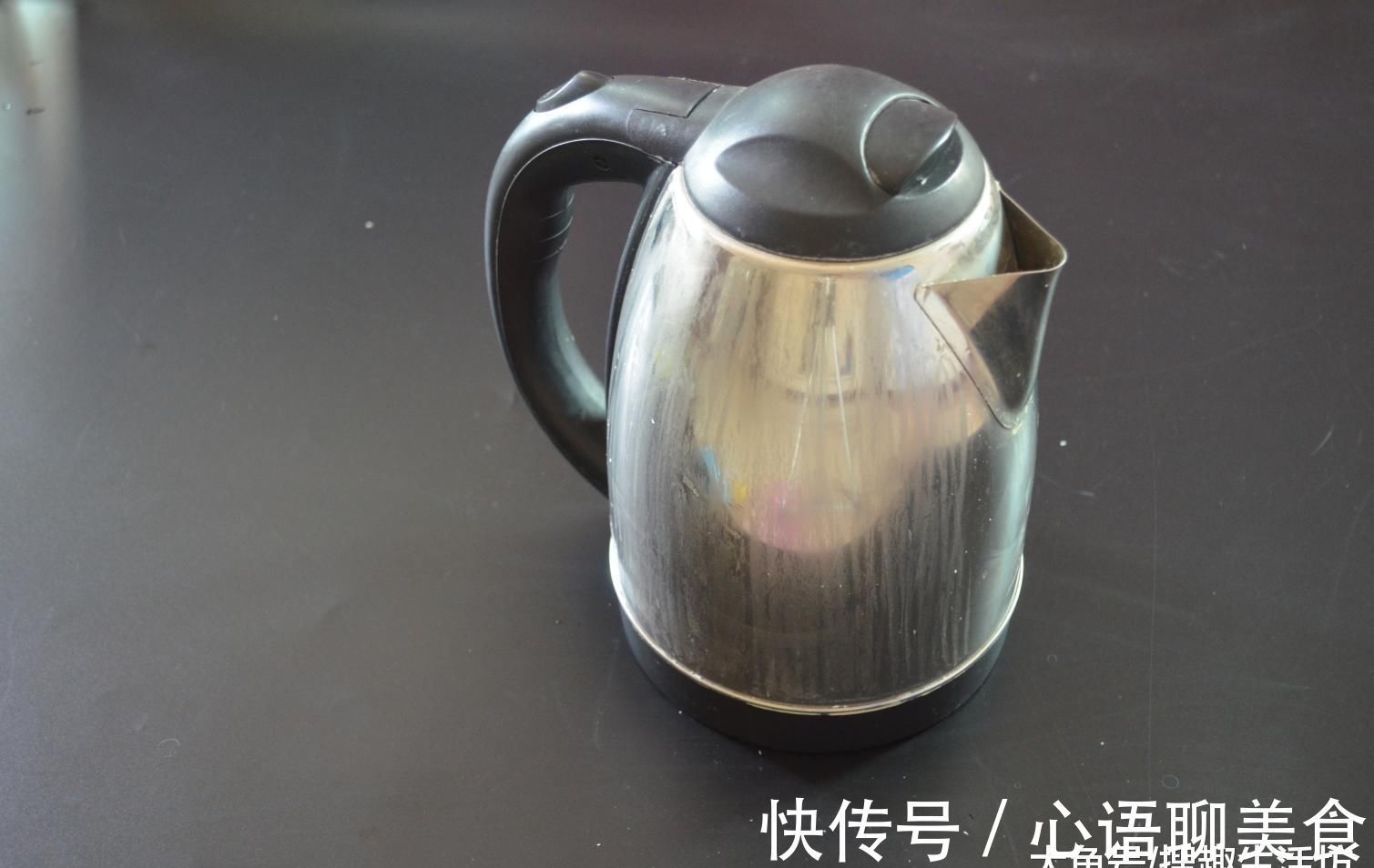 用蜡烛在电水壶上擦一擦太实用了, 解决了很多人的烦恼, 赶紧试试