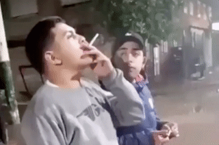 |搞笑GIF趣图:姑娘,下来吧,别把车子踩坏了!