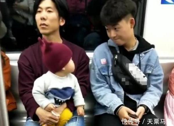 哥哥|“痴情宝宝”地铁上撩小哥哥火了，奶爸看啥呢亲爹在这呢！