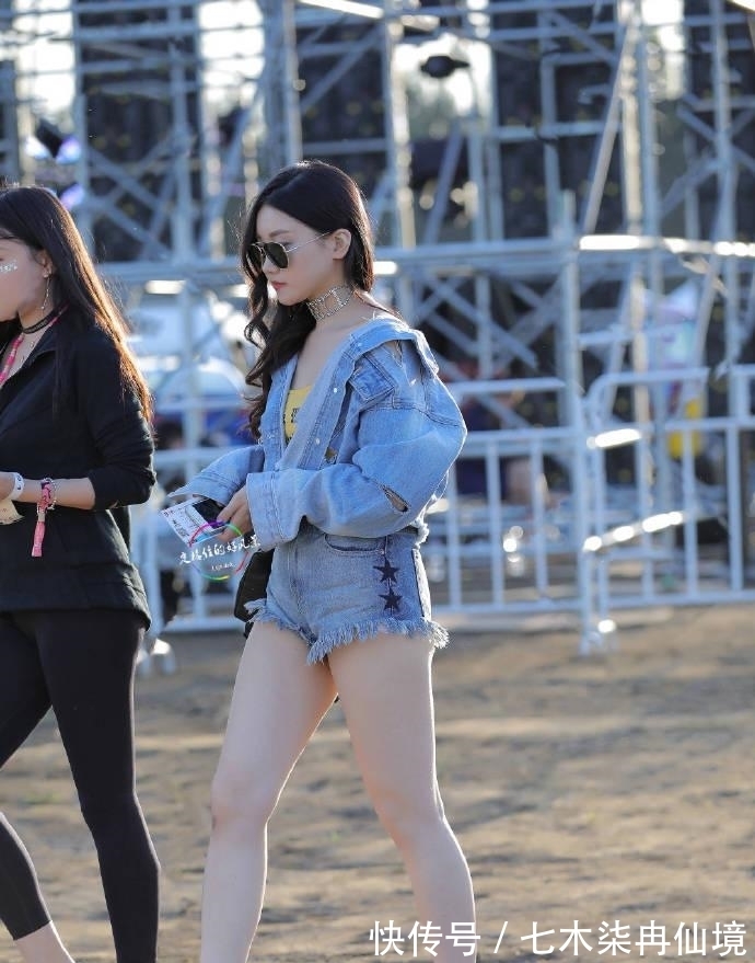 丝袜|街拍:美女的热裤穿搭,有没有搭配上“丝袜”?