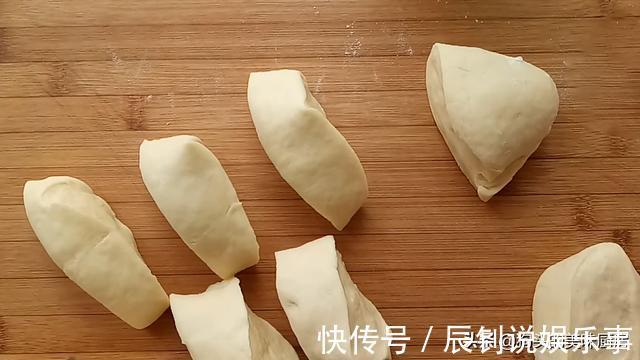油炸|女儿想吃麻花，自己在家就可以做，淋上蜂蜜，香甜松软，太香了