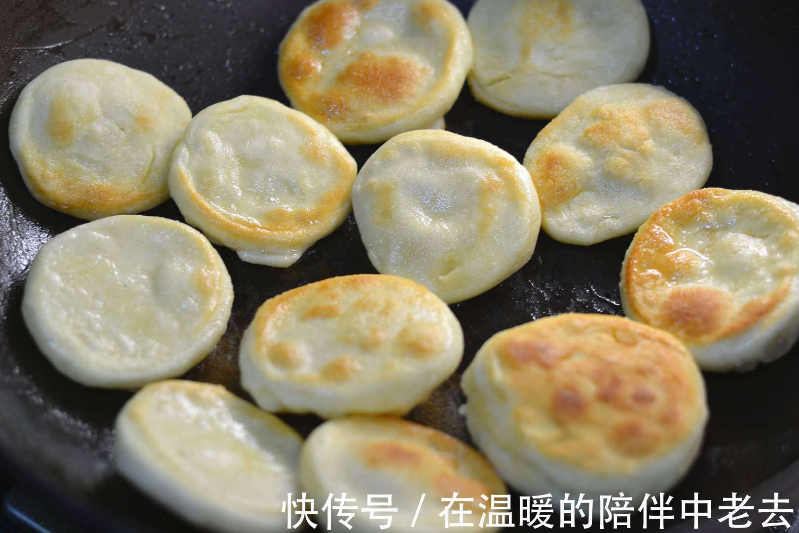 这小饼一上桌，儿子一口气吃10个还说没吃够，柔软咸香，太好吃！