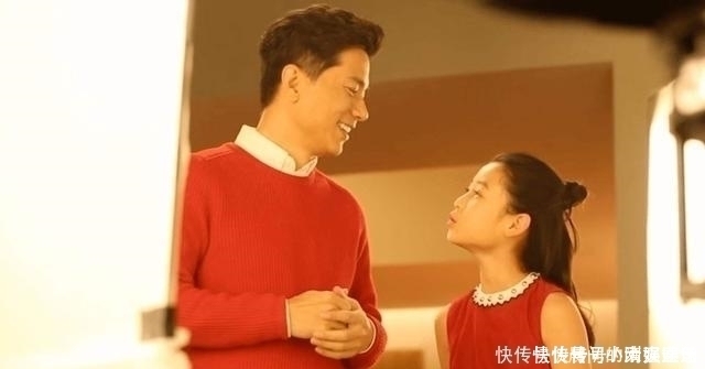 宝爸|花痴宝宝‘’第一次坐地铁,对着小哥哥不停‘’放电‘’,宝爸很无奈