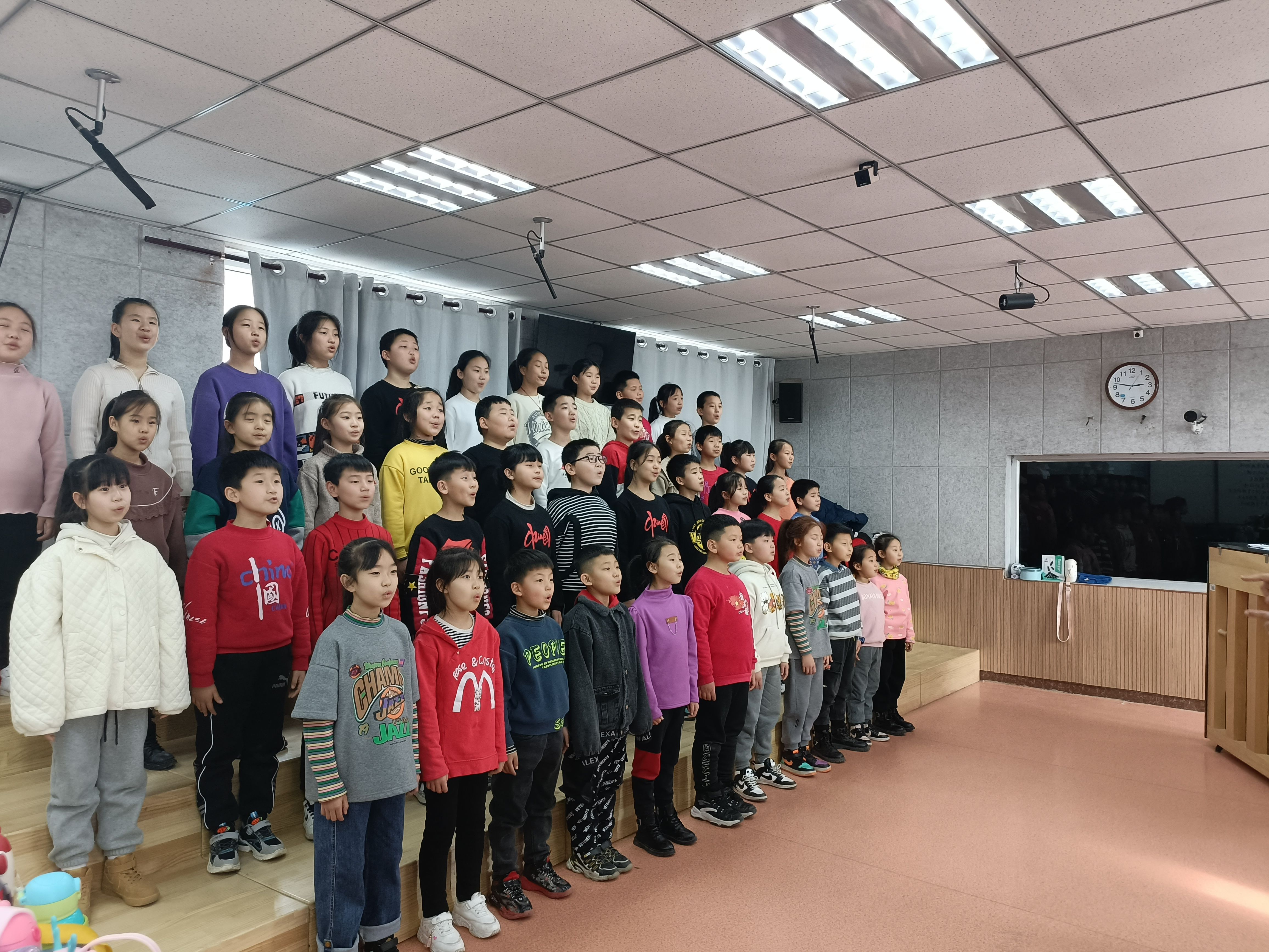 孩子们|歌声响起来，这群登上冬奥舞台的阜平山里娃再次让我们动容