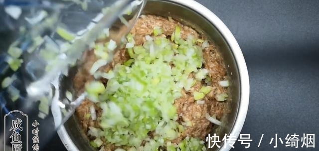 大锅|馄饨皮换个吃法,金黄酥脆,鲜美入味,小伙自己吃两大锅