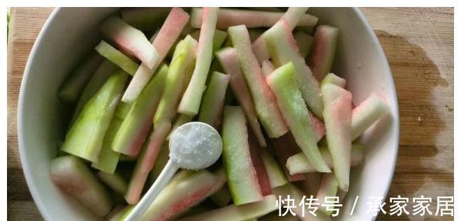 西瓜皮|吃西瓜剩下的瓜皮怎么办?看完西瓜皮的美味吃法,再也不随手扔了