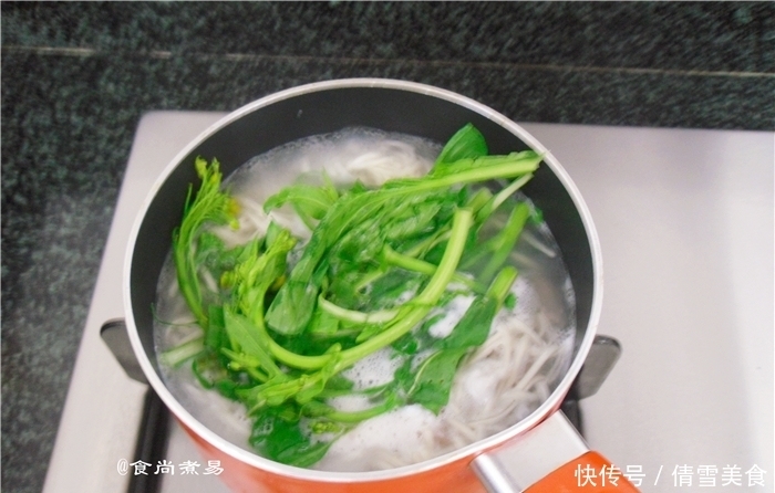 这几样食材搭配煮面,营养丰富汤很鲜,补气血,早餐常备