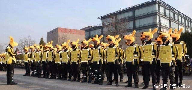 三则故事|漫画博主蹭“美团耳朵头盔”热度,篡改外卖小哥身份,惹怒饿了么