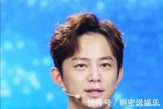 节目录制失控，何炅离席，成龙一脚踹向主持人，网友却说解气