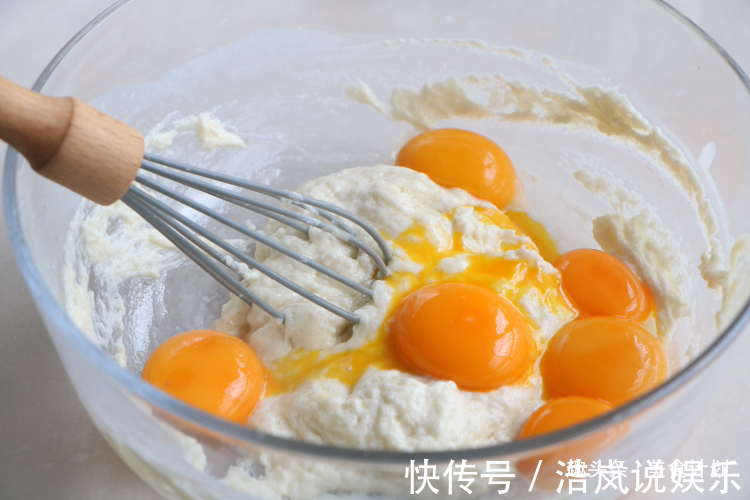 电饭煲蛋糕老是失败掌握小技巧，不回缩不塌陷，比烤的还好吃