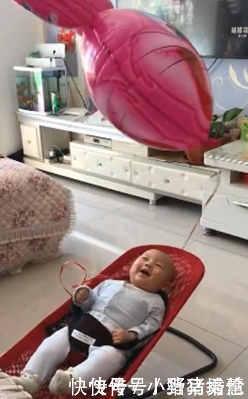 孩子|“最懒爸爸”火了,为偷懒想出哄娃妙招,宝宝一个人玩得不亦乐乎